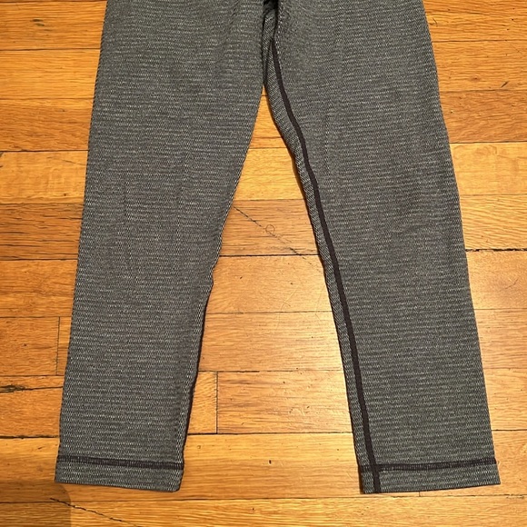 Lululemon Wunder Under Crop Reversible Tights in Grey, size 4 - Picture 5 of 12